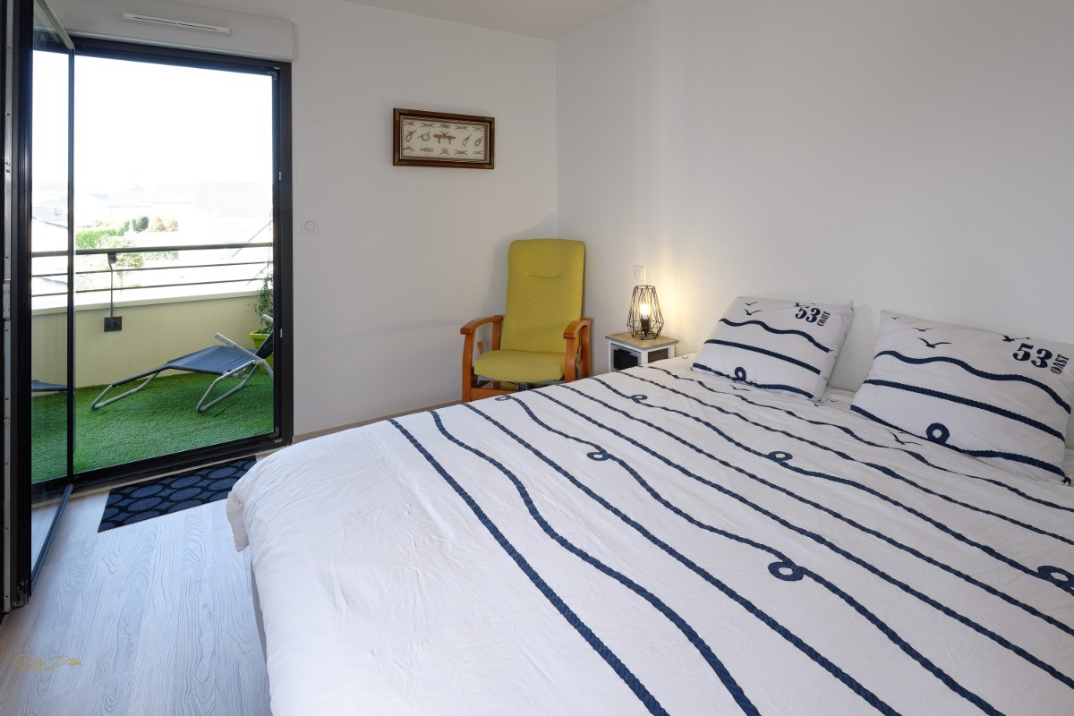 La chambre de  12 m2  avec accès  au  balcon