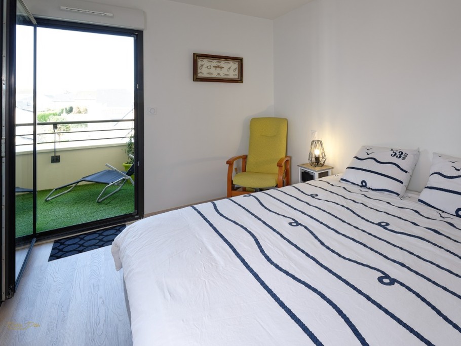 La chambre de 12 m2 avec accès au balcon