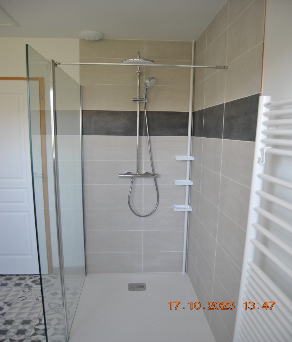 Une grande douche spacieuse à l'italienne de bonne dimension  90 x 140.