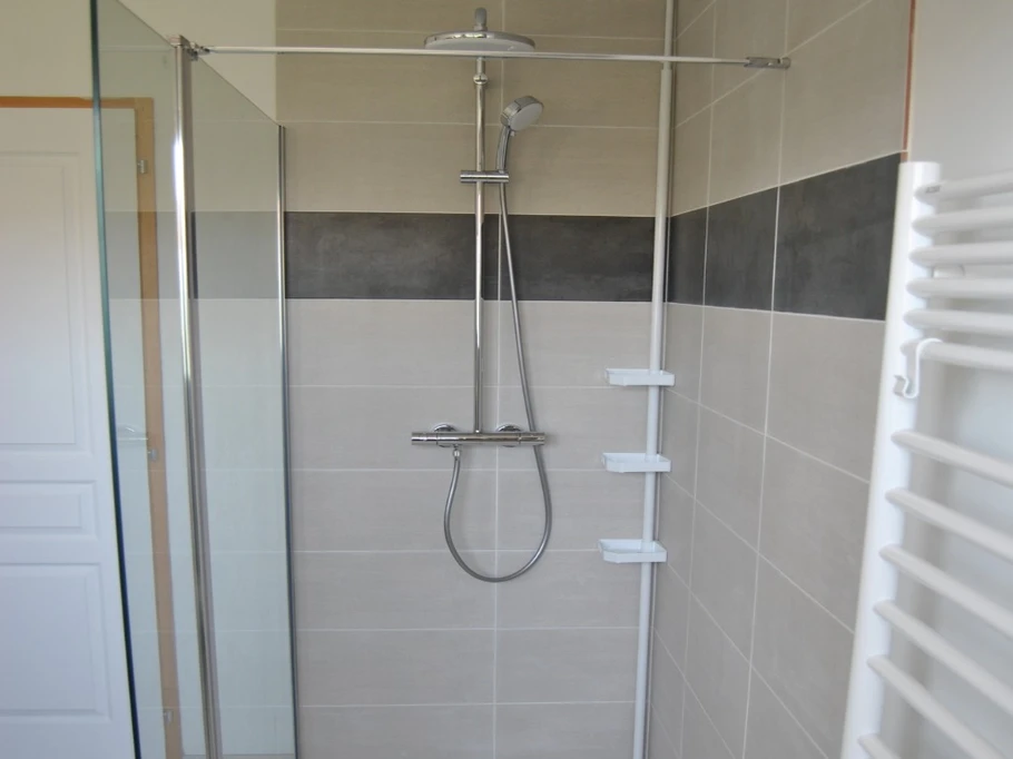Une grande douche spacieuse à l'italienne de bonne dimension  90 x 140.