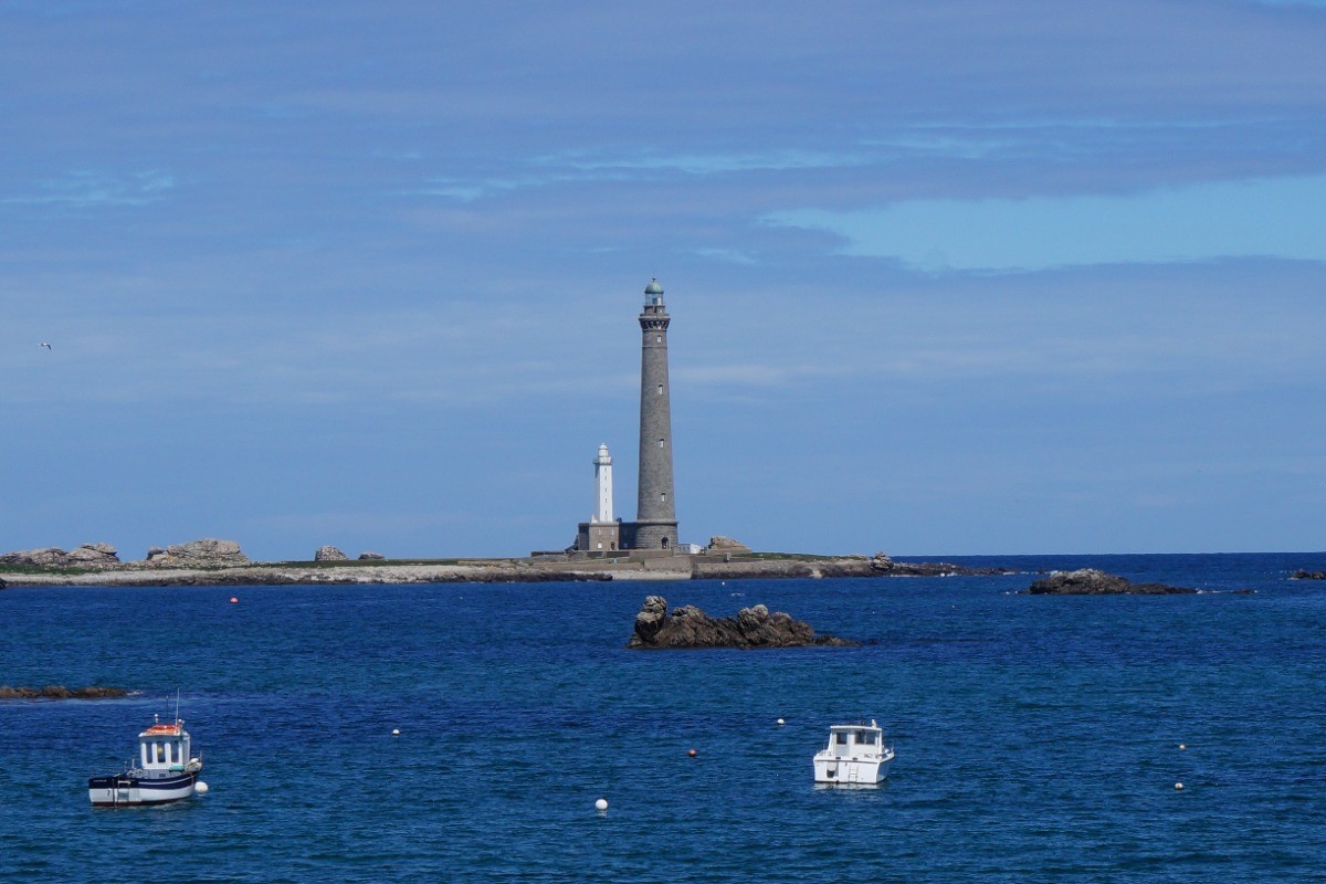 le phare de l'île vierge, le + haut d'Europe, se visite.