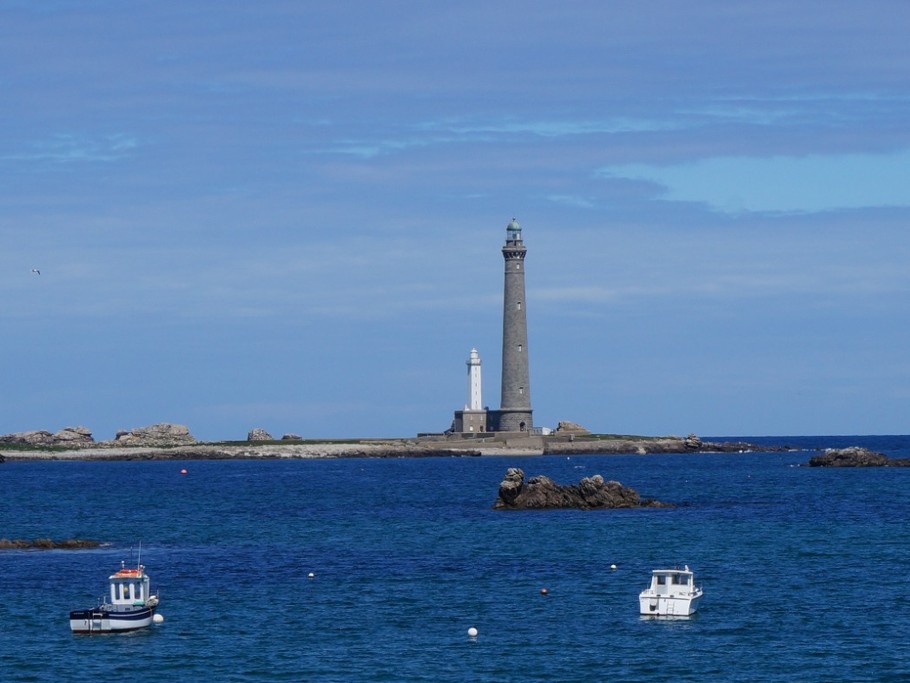 le phare de l'île vierge, le + haut d'Europe, se visite.