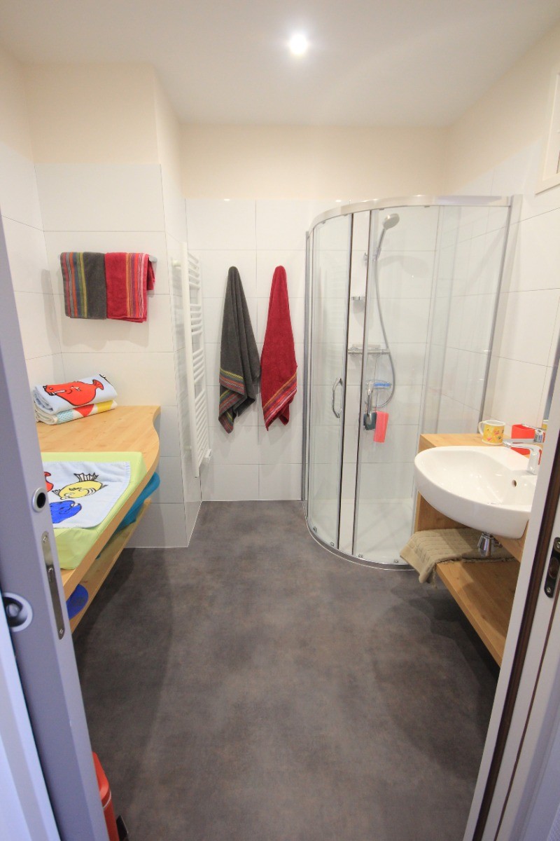 Salle de bain de l'étage, grand espace pour bébé.Les toilettes de l'étage sont séparés et en face de l'escalier .