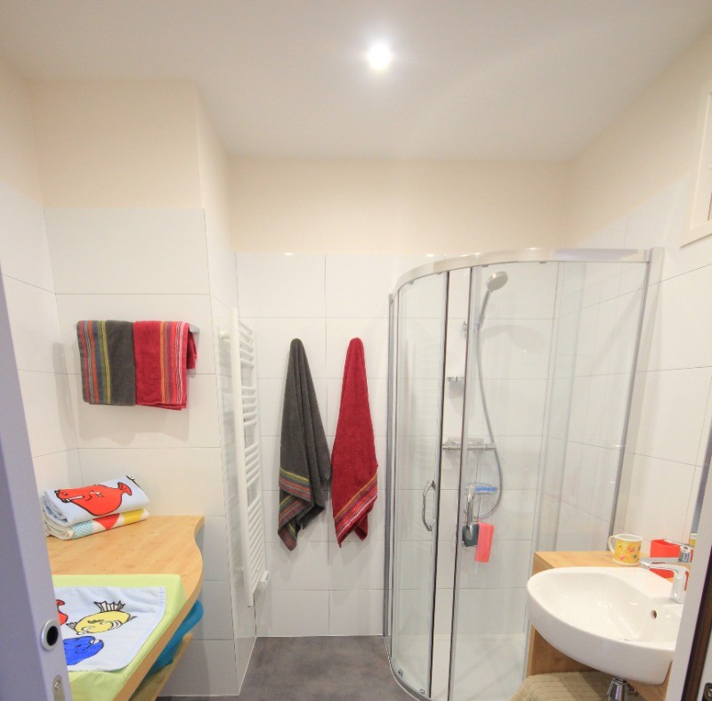 Salle de bain de l'étage, grand espace pour bébé.Les toilettes de l'étage sont séparés et en face de l'escalier .