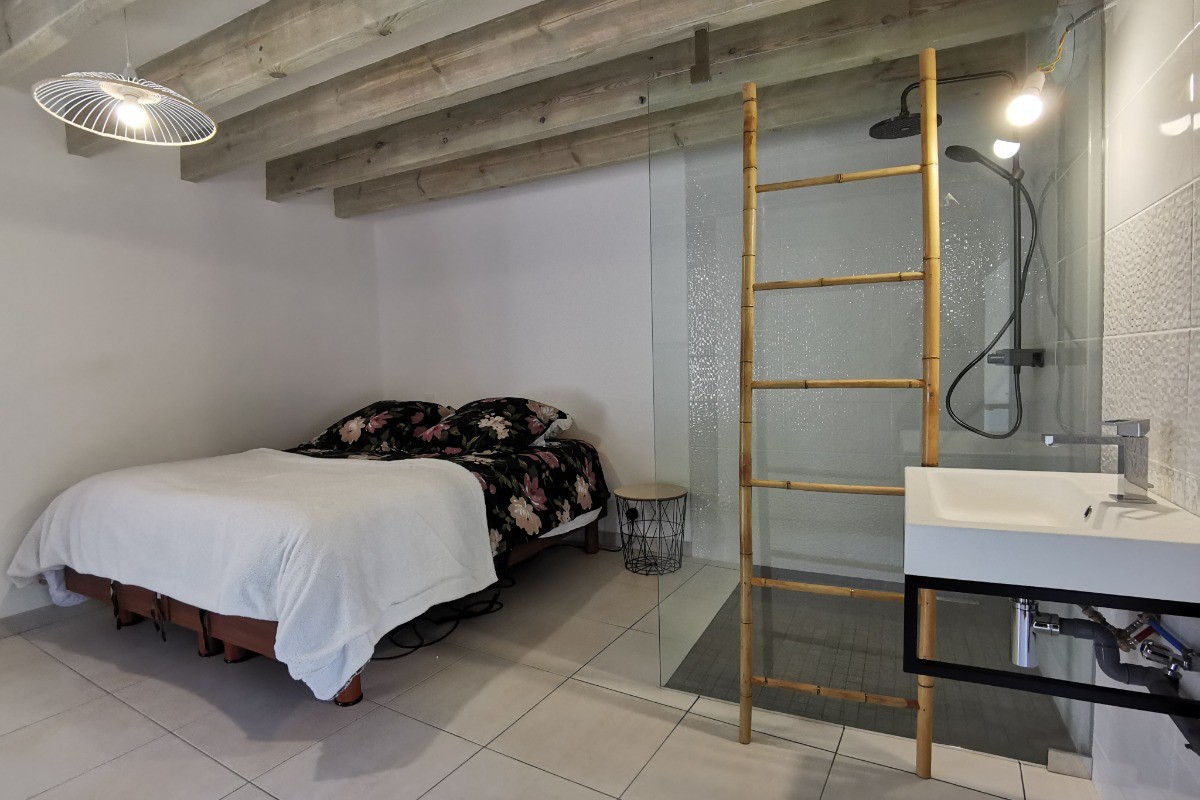 RDC: Chambre 1 PMR (1 lit 160 ou 2 matelas 80 avec commande électrique) + salle d'eau dans la chambre + WC privatif