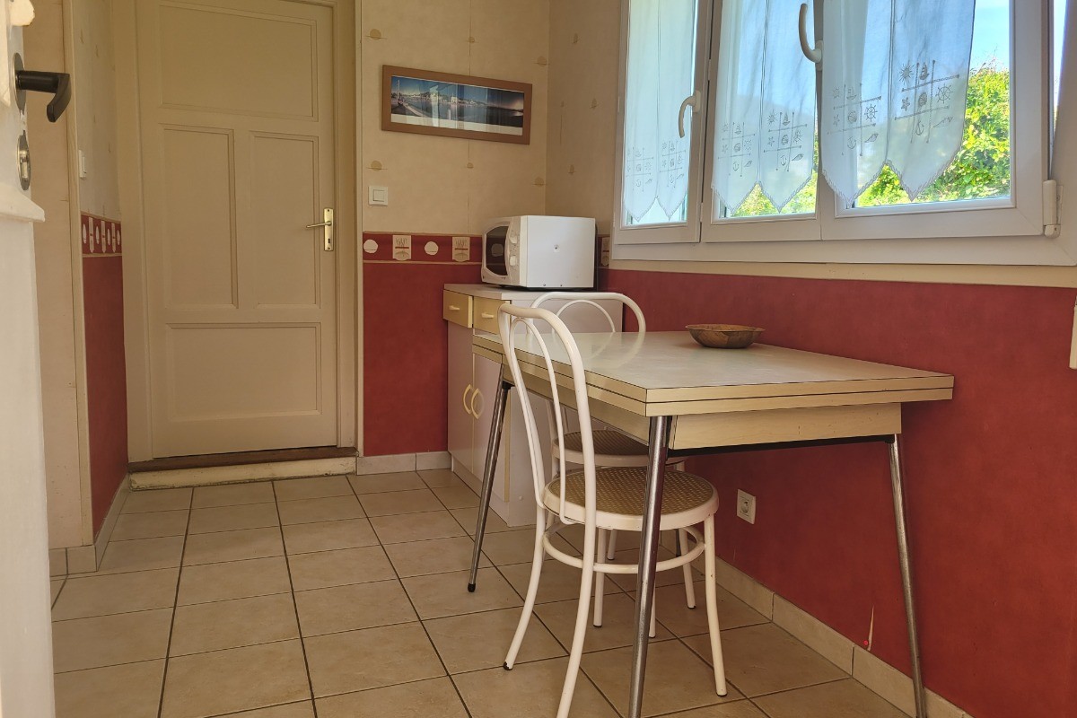 GUEDON, location, Clévacances, Binic, petit espace repas dans le prolongement de la cuisine