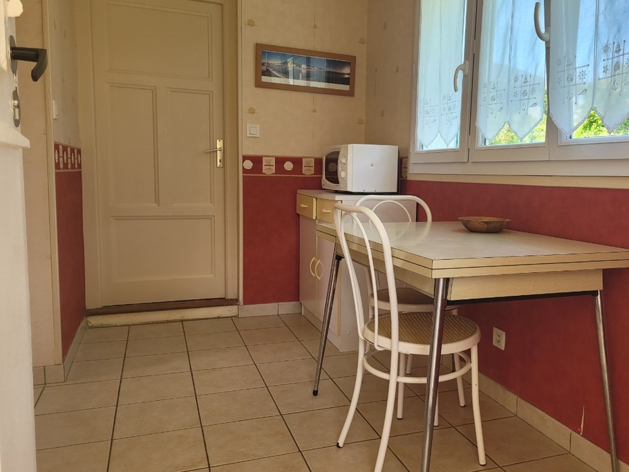 GUEDON, location, Clévacances, Binic, petit espace repas dans le prolongement de la cuisine