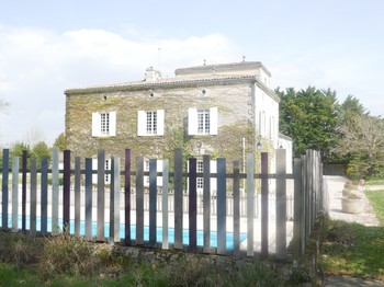 La demeure et la piscine