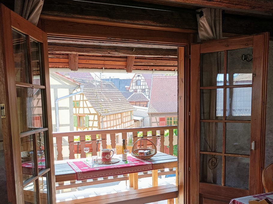 Coin repas extérieur. Balcon