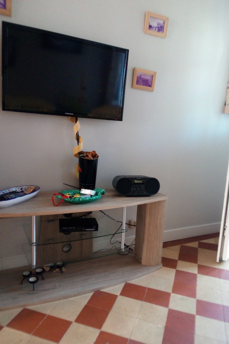 télé écran plat,radio,lecteur CD,lecteur clé USB MP 3 Sony,,,