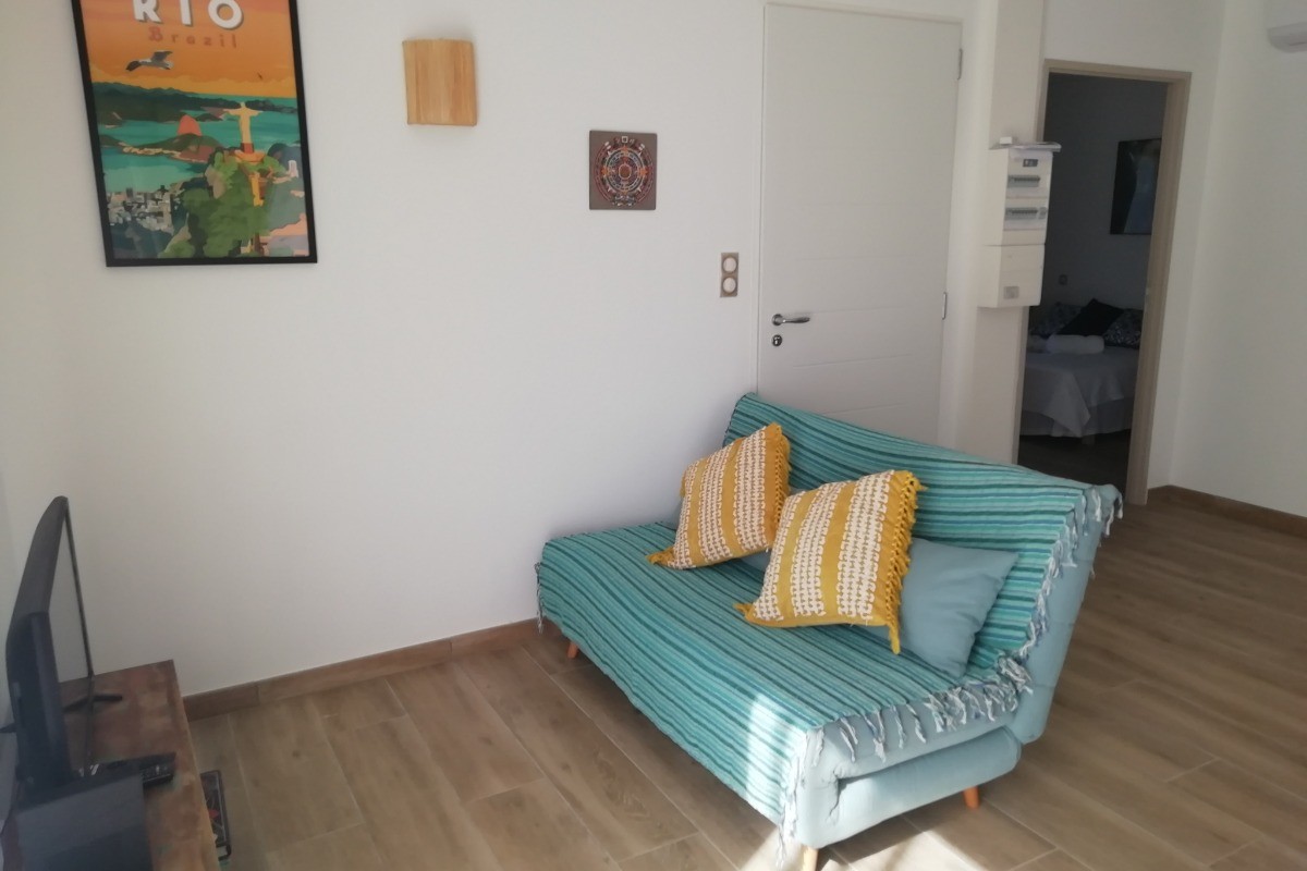 Canapé type clic-clac avec télévision à le Pradal