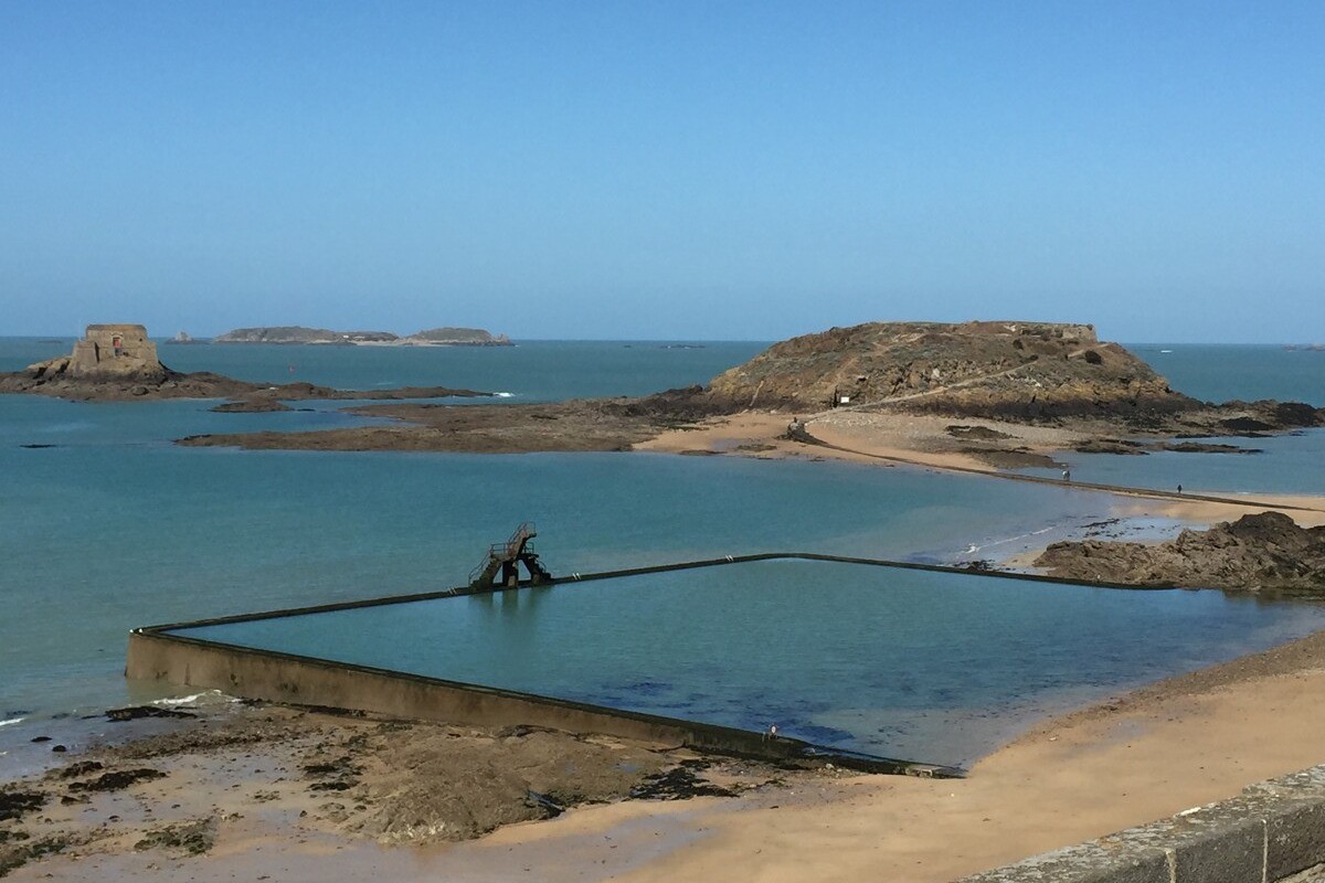 Promenade sur les remparts à Saint-Malo - piscine d'eau de mer sur la plage de Bon Secours