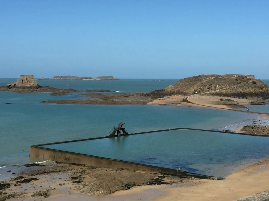 Promenade sur les remparts à Saint-Malo - piscine d'eau de mer sur la plage de Bon Secours