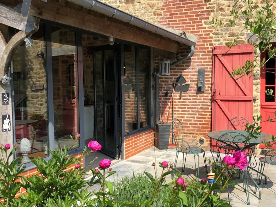 Terrasse à proximité de la cuisine (véranda vitrée).
