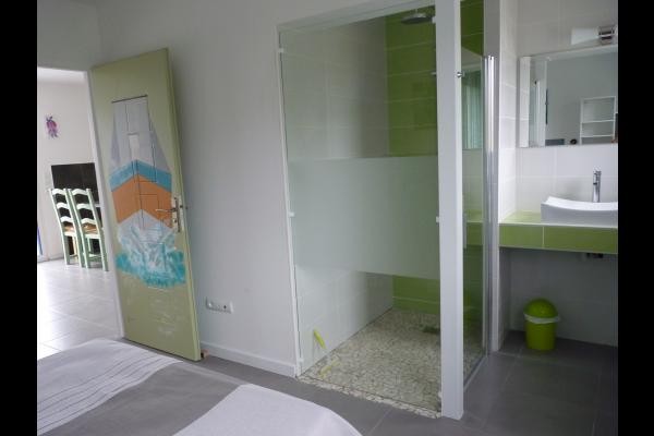 Salle d'eau privative de la chambre du RdC