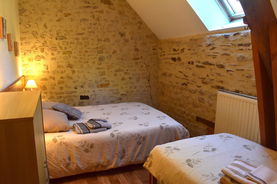 Chambre beige 
1 lit 140 et 1 lit 90