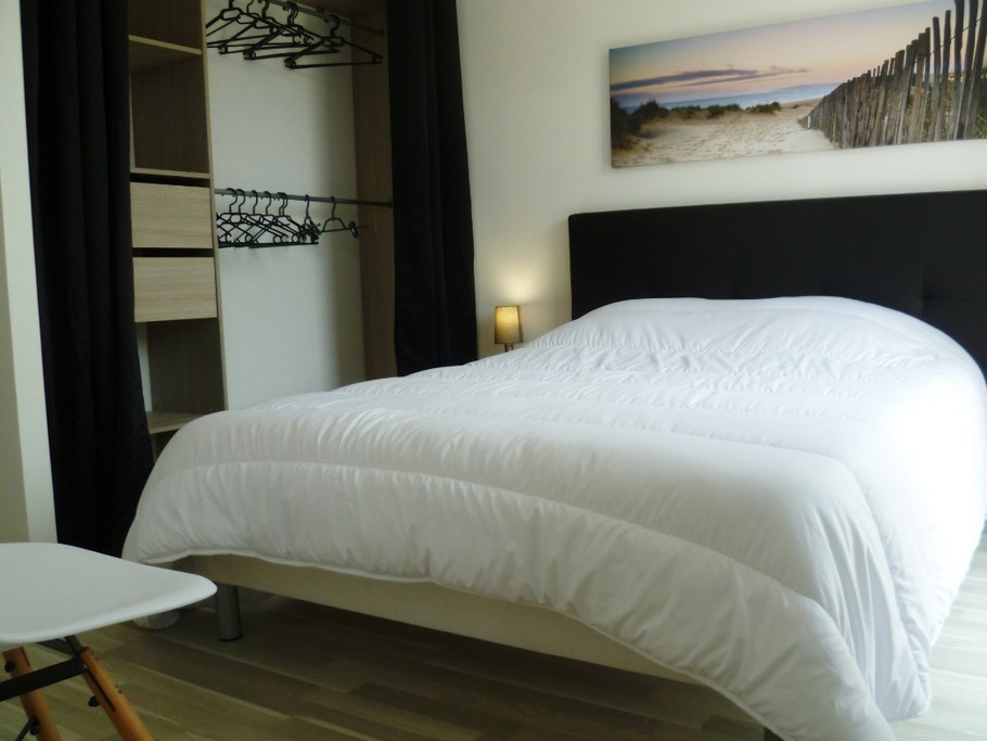 chambre 1 avec lit 140 et une salle d'eau privative
