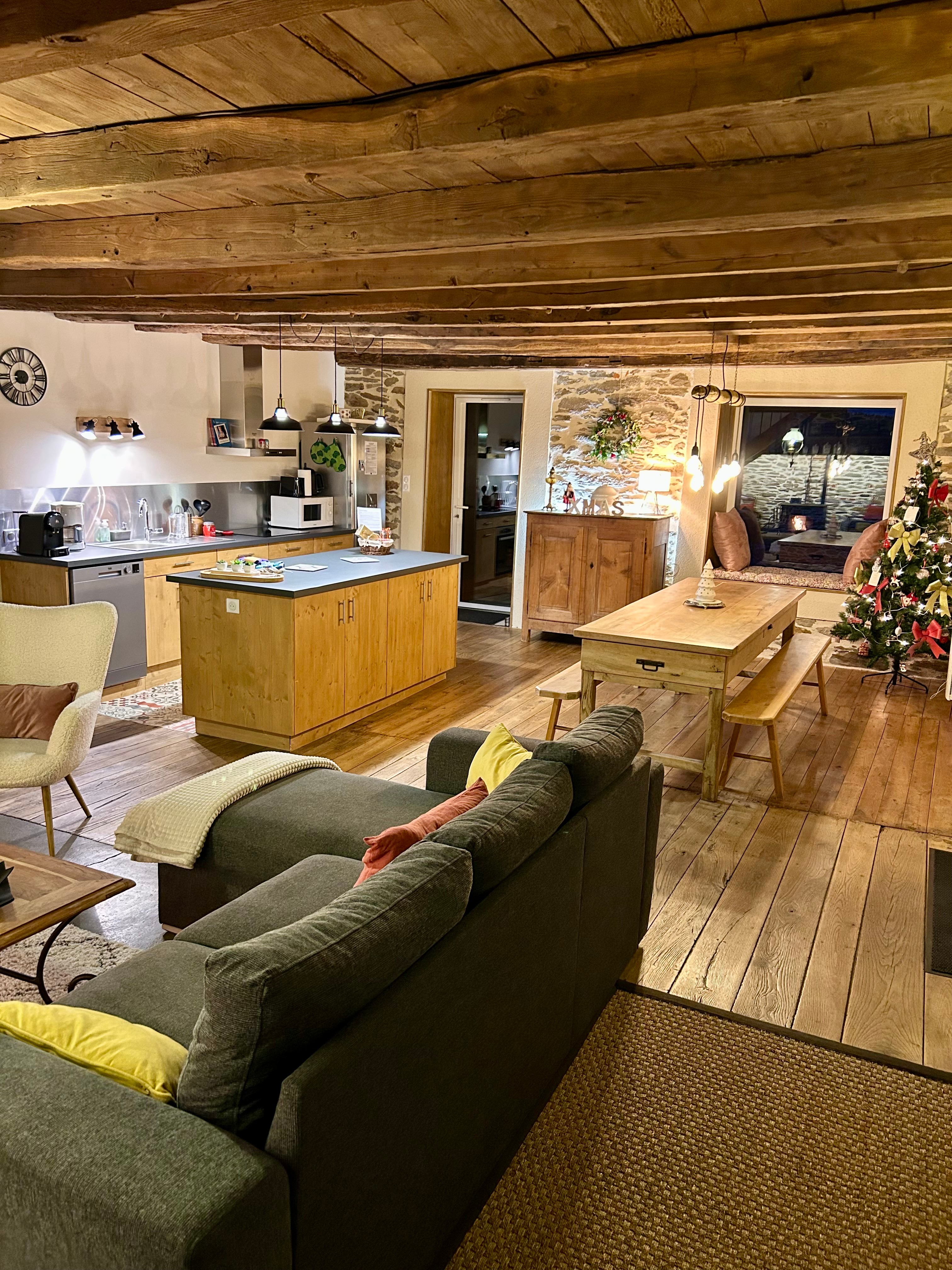 grande pièce de vie pour des moments en famille 
décorée pour Noël