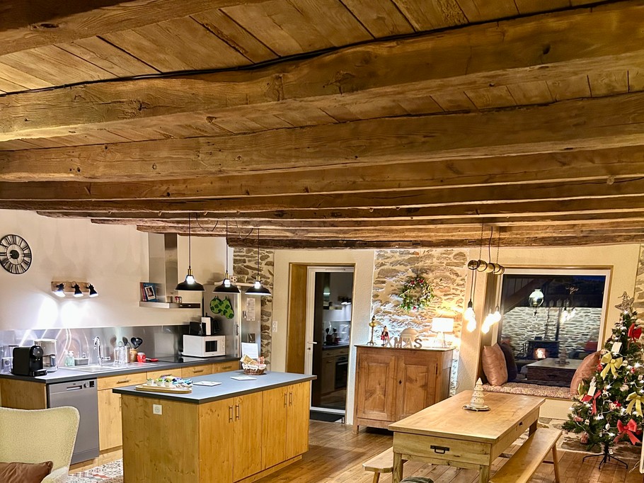 grande pièce de vie pour des moments en famille
décorée pour Noël