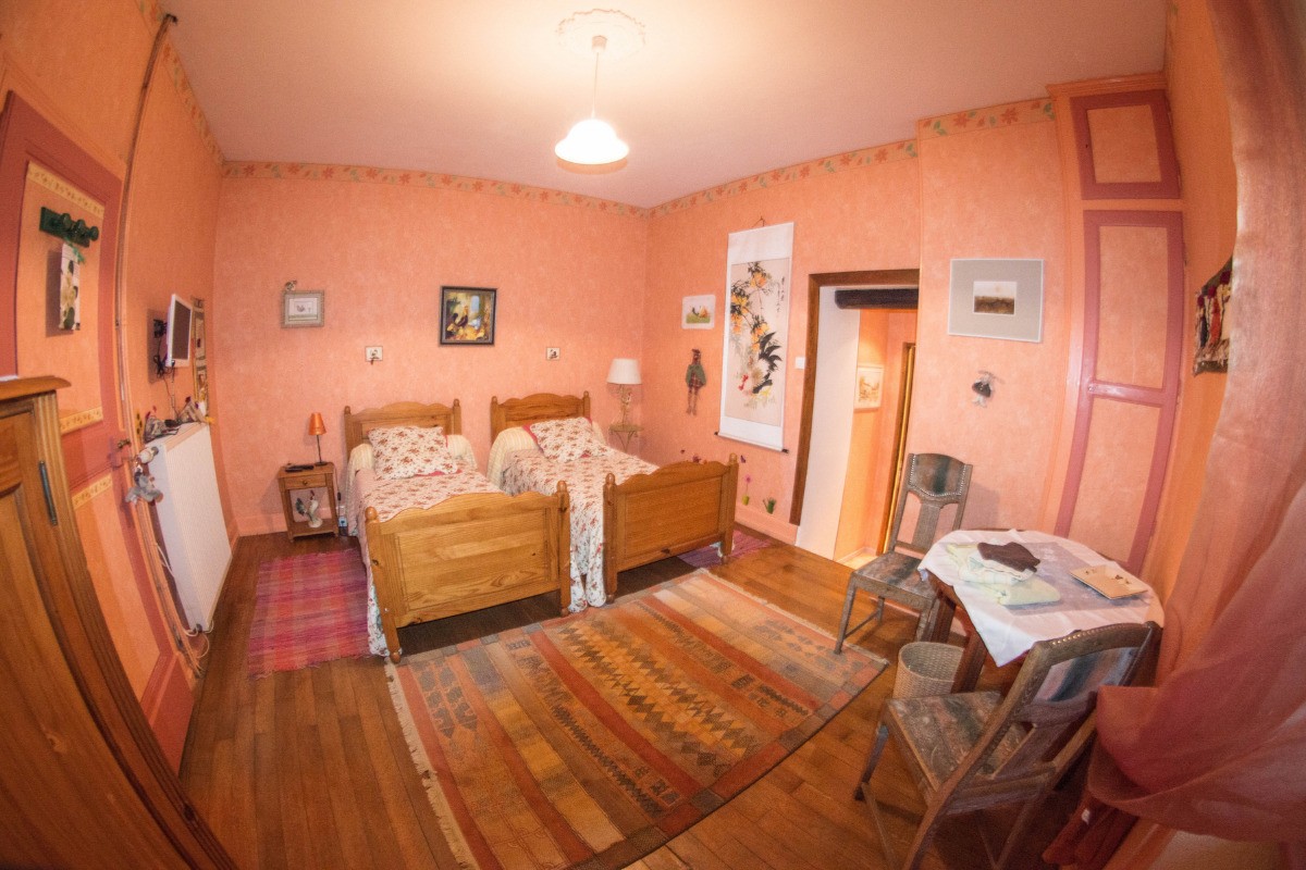 Un bel espace et une belle literie pour un repos réparateur, donnant sur le grand jardin.
