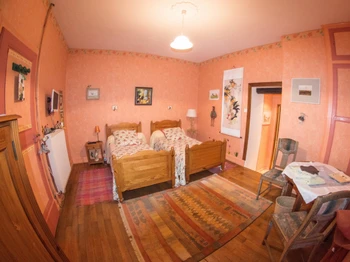Un bel espace et une belle literie pour un repos réparateur, donnant sur le grand jardin.