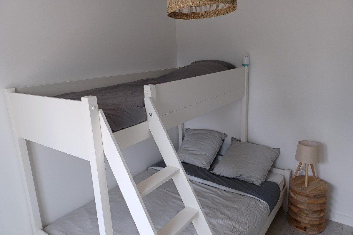Chambre 1 avec un lit en 140 et un lit en 90 superposé