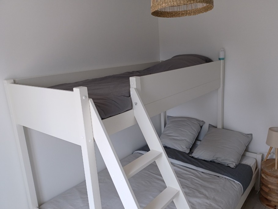 Chambre 1 avec un lit en 140 et un lit en 90 superposé