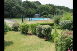 Aire de jeu et piscine