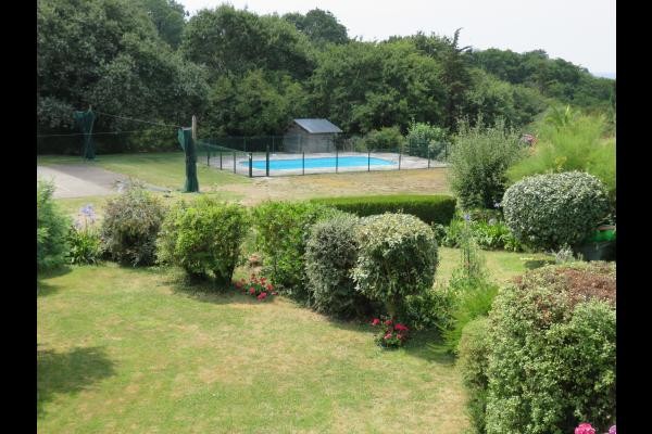 Aire de jeu et piscine