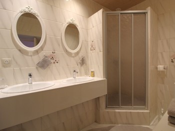 Salle d'eau avec toilettes - Maison d’Hôtes de Charme du XVIIIᵉ siècle, à Maizières