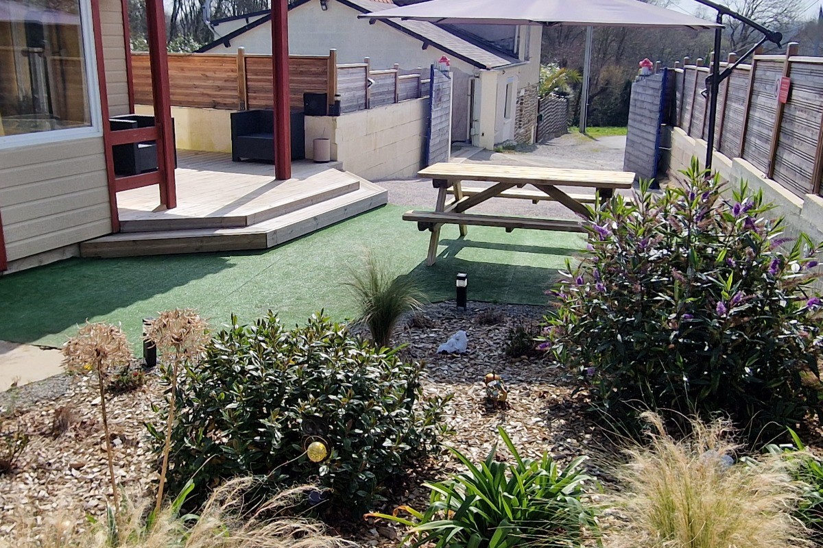 Coin jardin très reposant avec portail