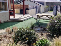 Coin jardin très reposant avec portail