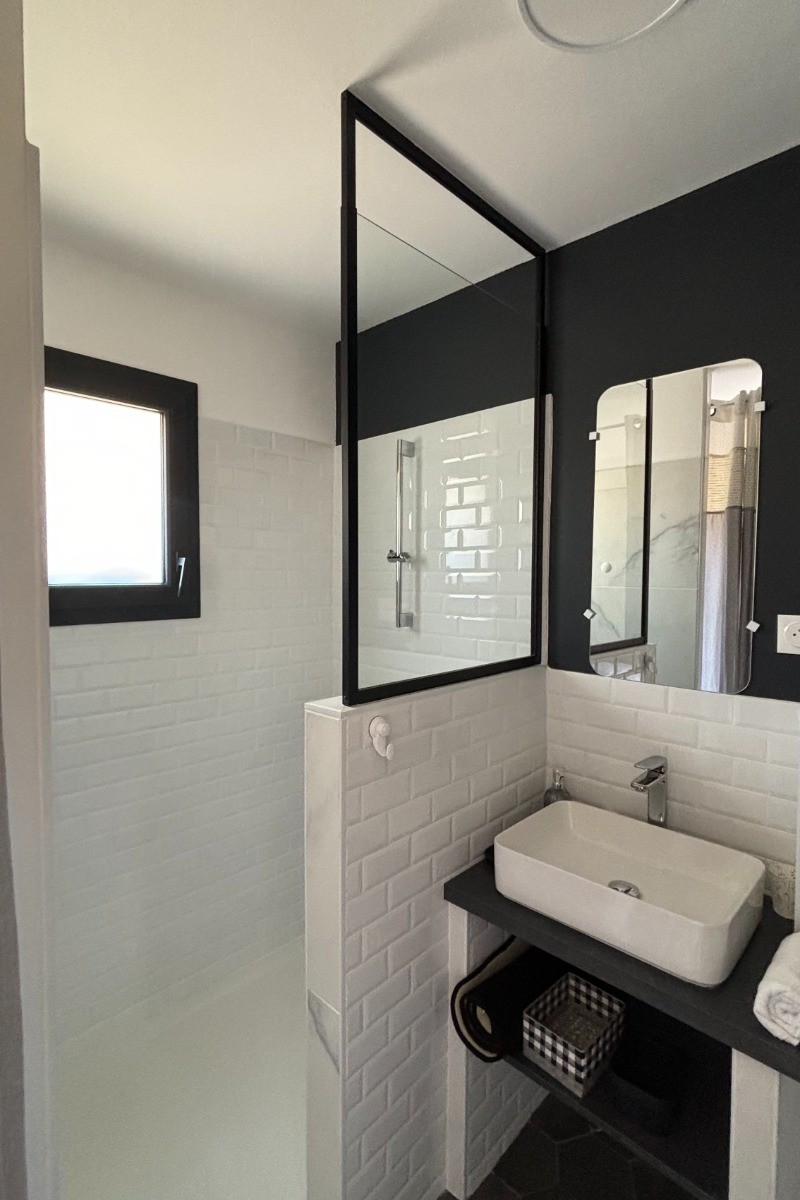 COIN DOUCHE IDENDIQUE POUR LES DEUX CHAMBRES