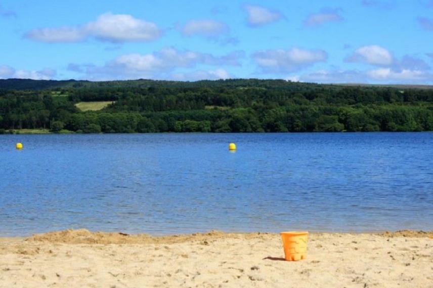 Lac du Drennec avec plage et activités nautiques
