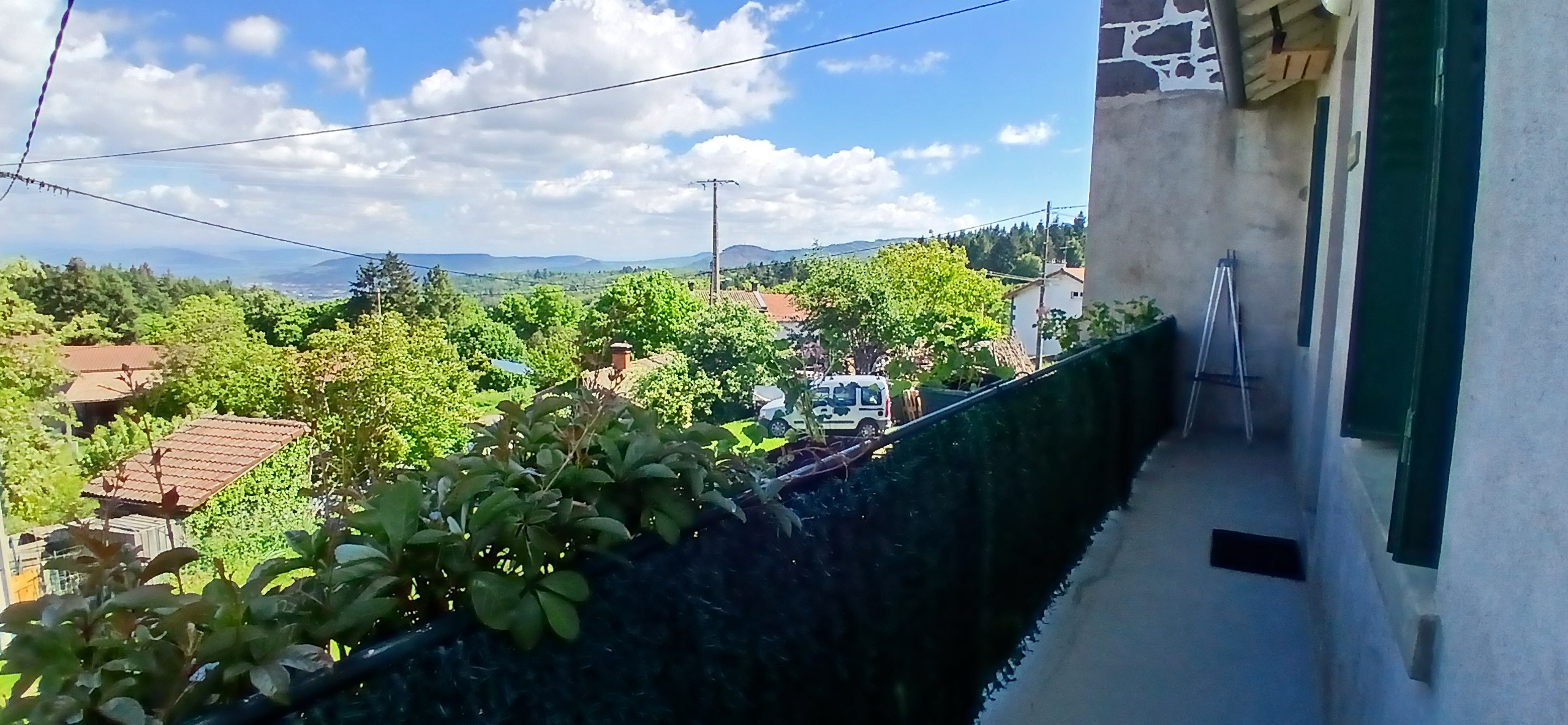 Gîte "Les Châtaigniers", Sarcenat, Orcines, Puy de Dôme, Auvergne - Vue du balcon