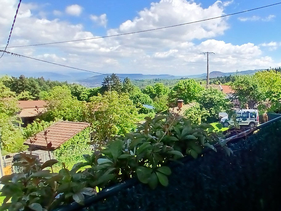 Gîte "Les Châtaigniers", Sarcenat, Orcines, Puy de Dôme, Auvergne - Vue du balcon