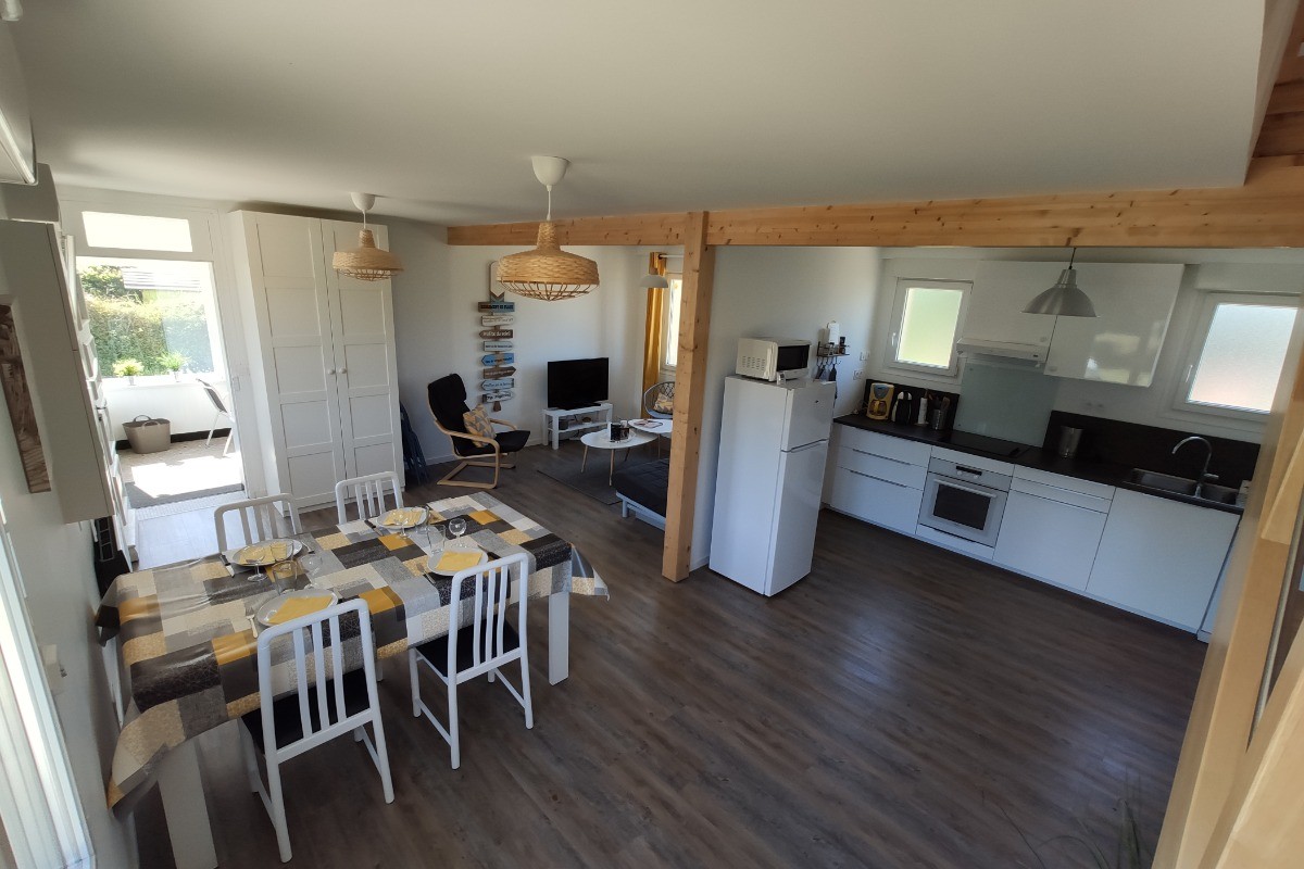 Espace cuisine+table à manegrs + vue pièce TV