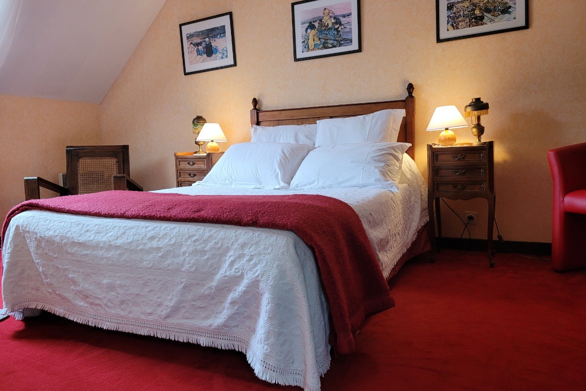 Charline - chambre avec lit double 140, bureau TV et commode