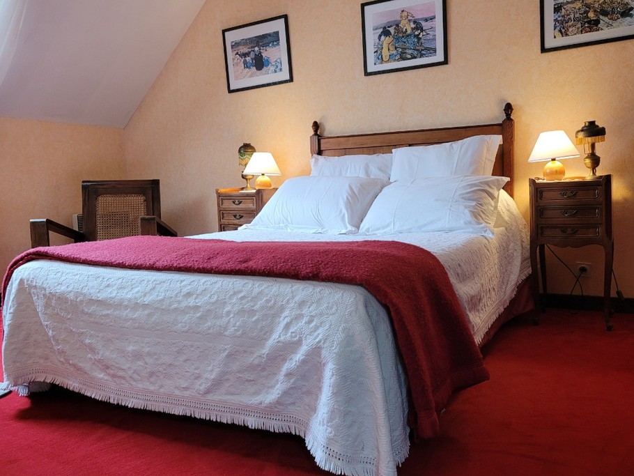 Charline - bedroom with double bed (140cm), TV desk and chest of drawers