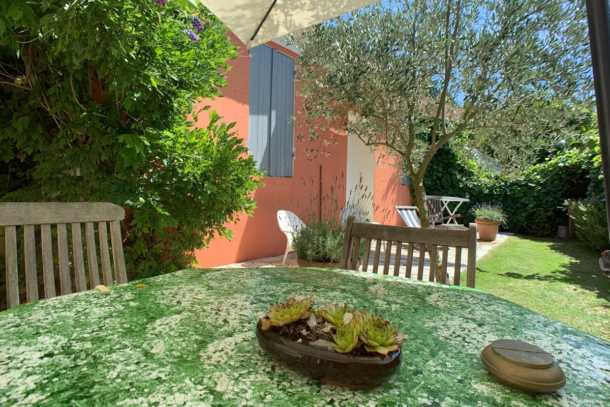 le jardin ombragé et fleuri