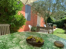le jardin ombragé et fleuri