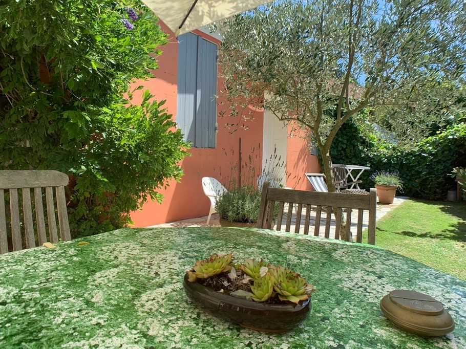 le jardin ombragé et fleuri