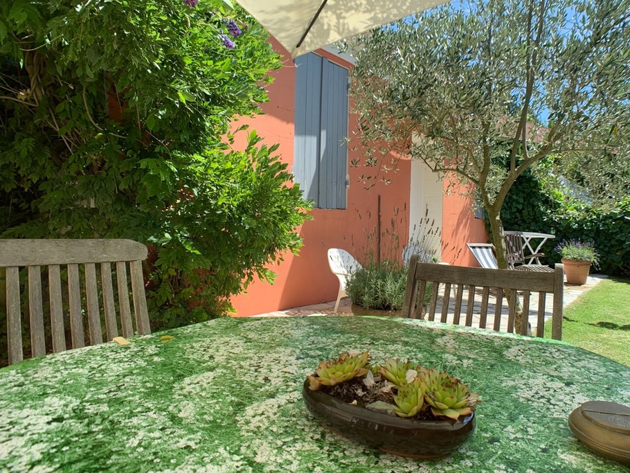 le jardin ombragé et fleuri