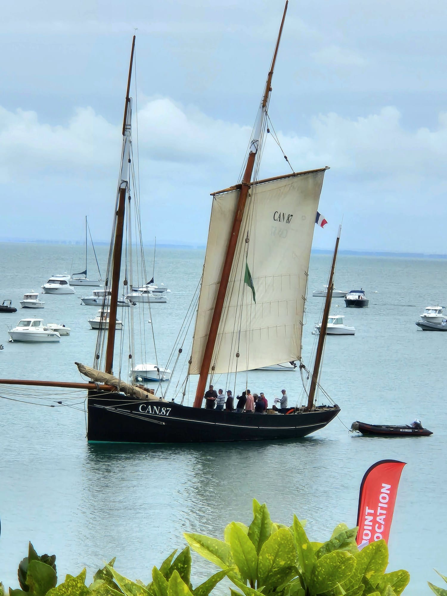 Vue de la terrasse, le port d'attache de la Cancalaise, le vieux grément navigue dans la baie