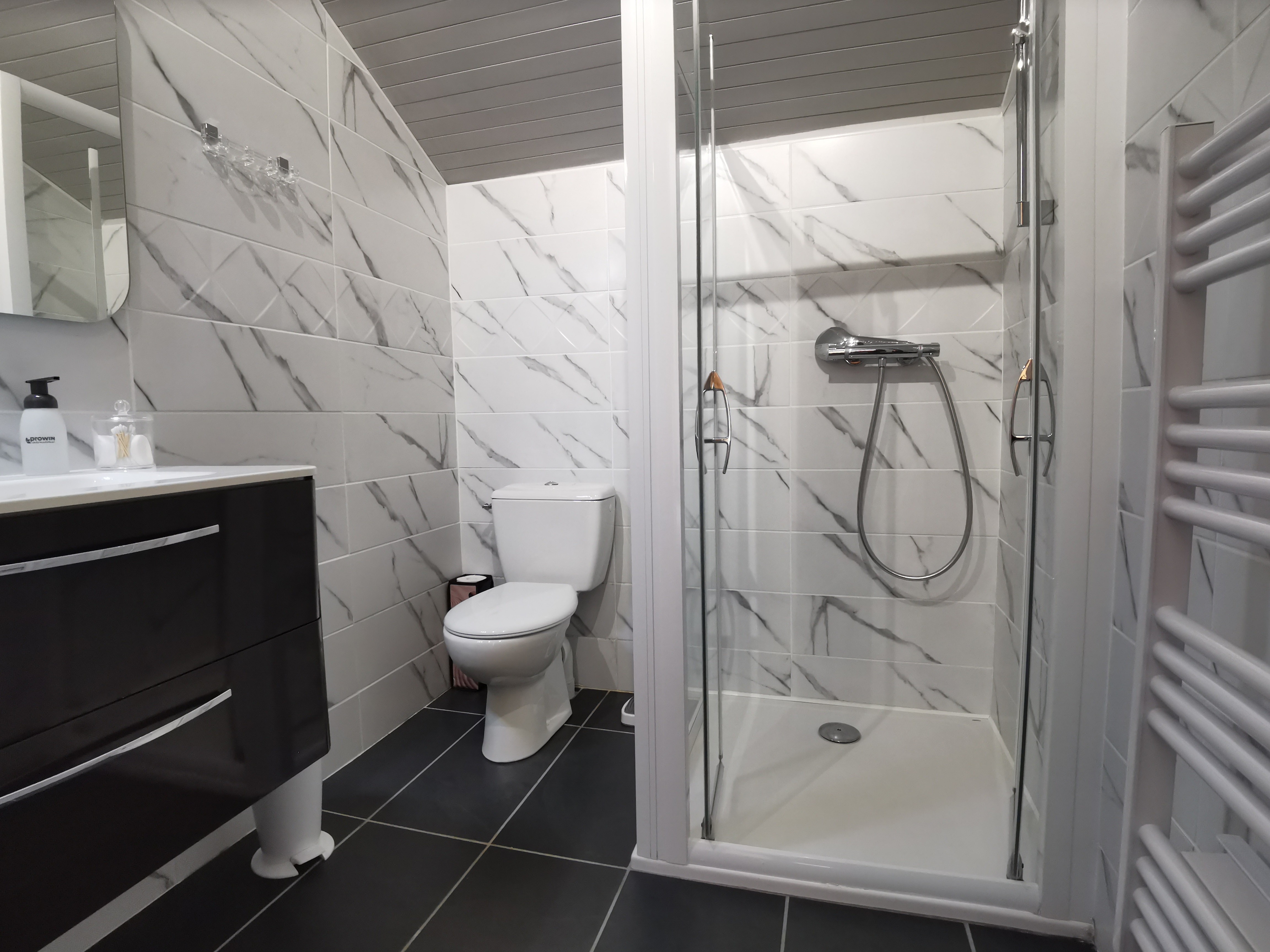 Salle d'eau avec privatif et communicante à la chambre