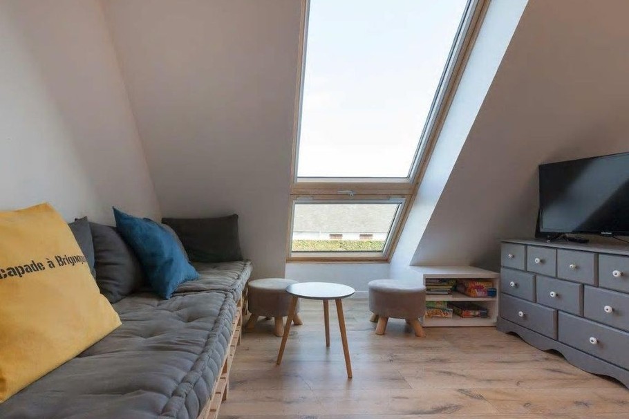 salon TV et lecture avec mer en mezzanine