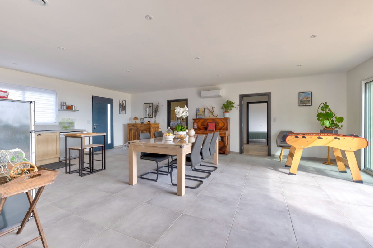 Salle à magner ouverte sur la cuisine et la terrasse