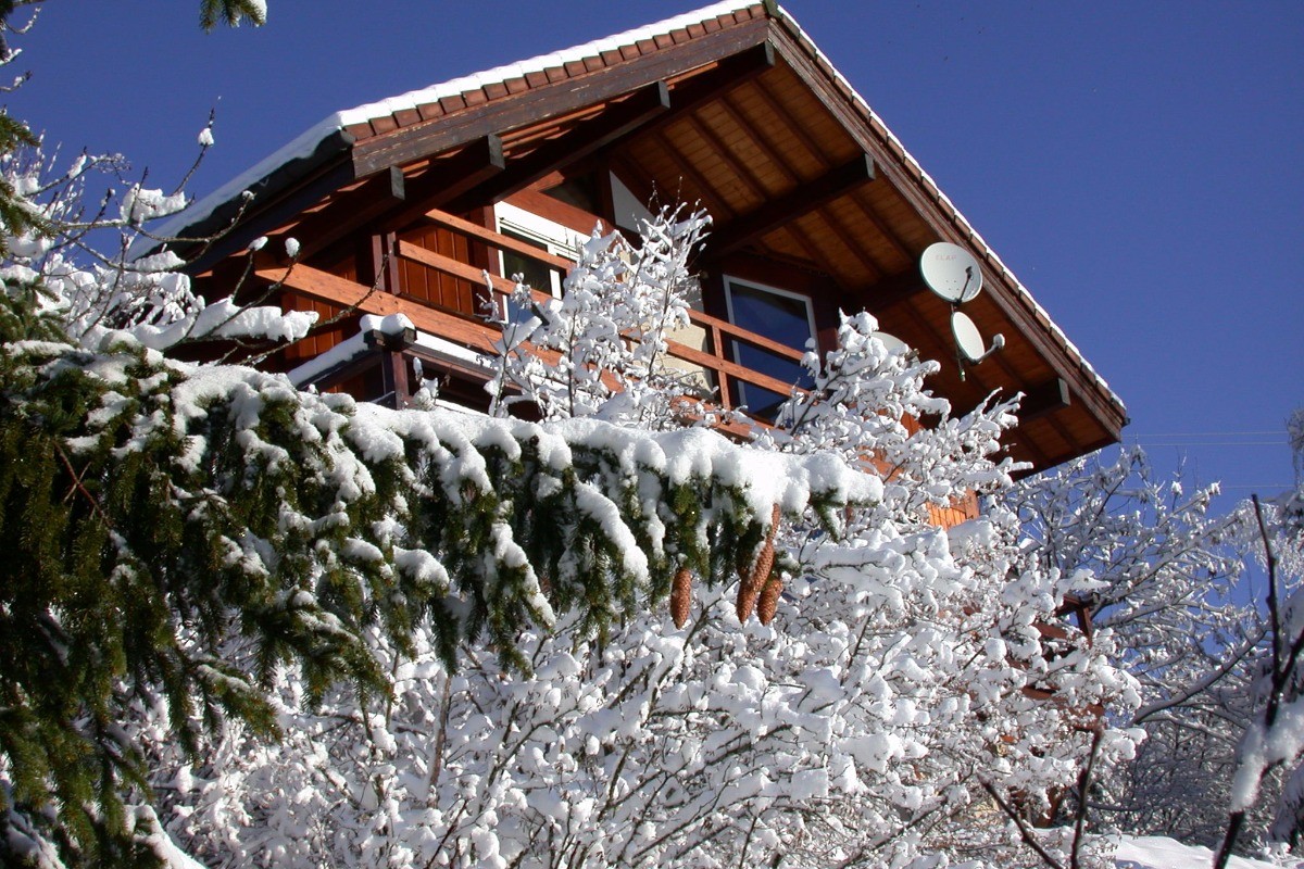 le CHALET face SUD  enneigé un matin d'HIVER  ensoleillé