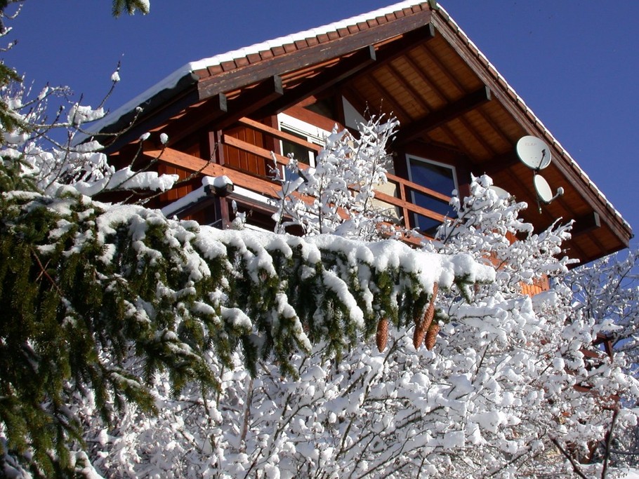 le CHALET face SUD enneigé un matin d'HIVER ensoleillé
