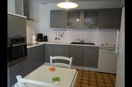 Cuisine avec grande baie, accès terrasse (Sud)